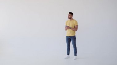 Cep telefonuyla konuşan mutlu bir adam.