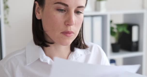 İş kadını ofiste belgeyi analiz ediyor — Stok video