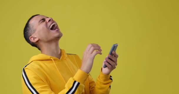 Man lachen en het gebruik van mobiele telefoon — Stockvideo