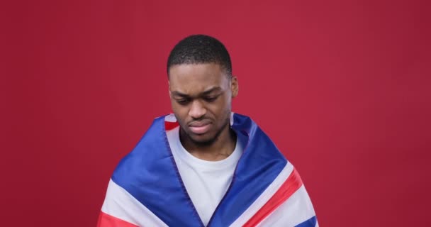 Displeased fan holding flag of United Kingdom — Stock Video