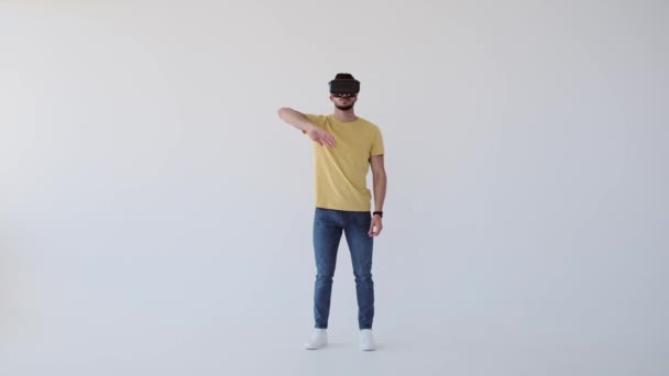 Man wearing vr headset and gesturing — Stock Video