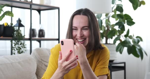 Glückliche Frau nutzt Handy zu Hause — Stockvideo