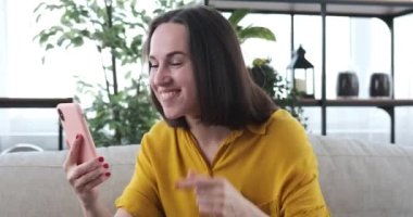 Cep telefonu kullanan ve dans eden bir kadın.