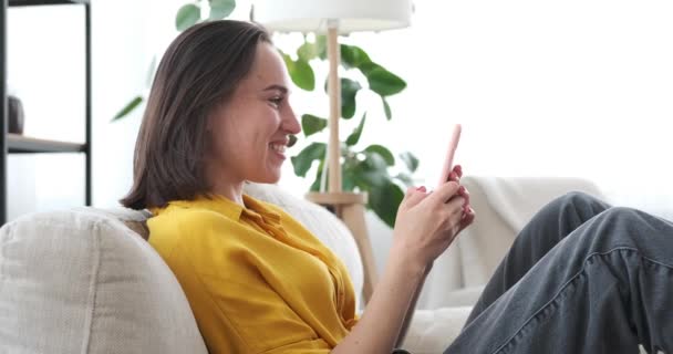 Mulher gravando mensagem de voz usando telefone celular em casa — Vídeo de Stock