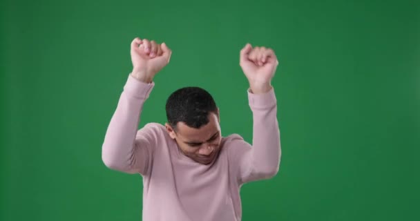 Yeşil arka planda dans eden mutlu adam — Stok video
