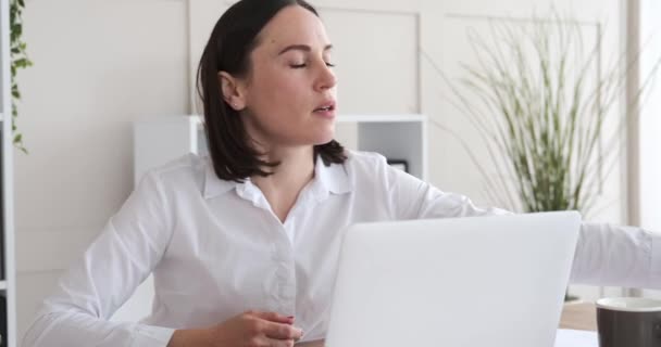 İş kadını video konferansı ofiste dizüstü bilgisayarla yapılıyor — Stok video