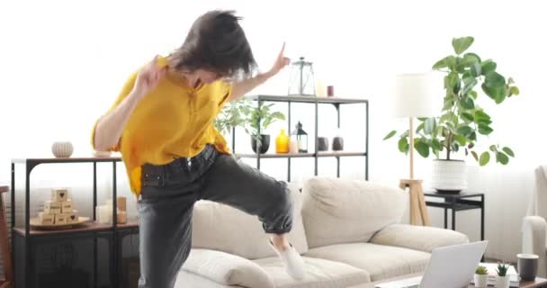 Aufgeregte Frau tanzt zu Hause — Stockvideo