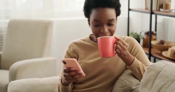 Vrouw met mobiele telefoon en het drinken van koffie — Stockvideo