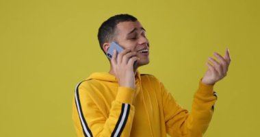 Cep telefonuyla konuşan adam.