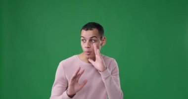 Yeşil arka planda sırları paylaşan adam