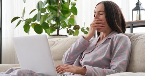 Malade femme tousse tout en travaillant sur un ordinateur portable à la maison — Video