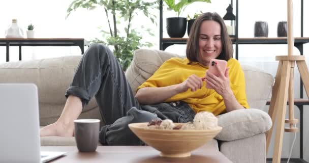 Жінка бере селфі за допомогою мобільного телефону вдома — стокове відео