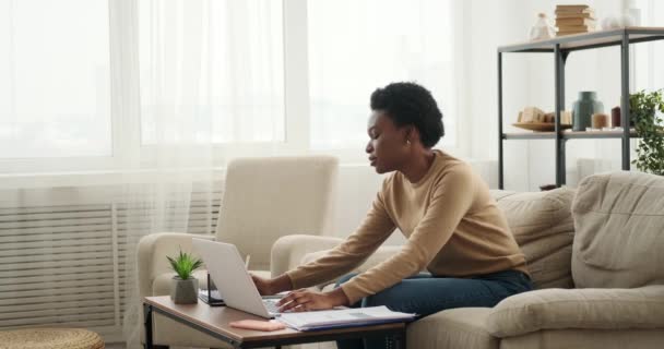Trött kvinna stänga laptop när du arbetar hemma — Stockvideo