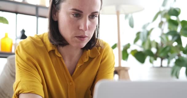 Mulher usando laptop e fazendo papelada em casa — Vídeo de Stock