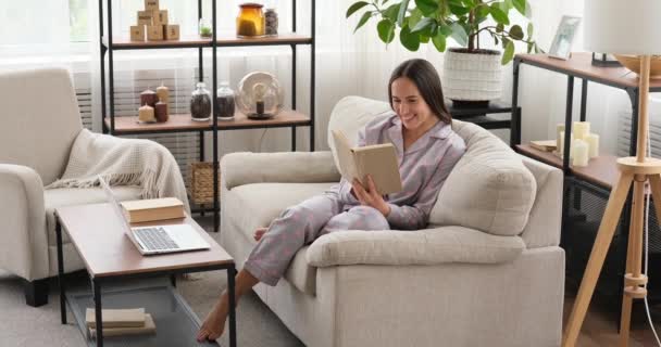 幸せな女性読書上のソファに家 — ストック動画