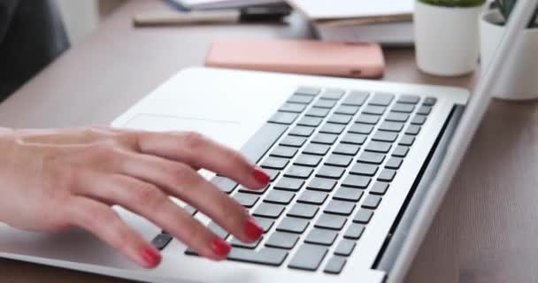 Kobieta korzystająca z laptopa i wykonująca papierkową robotę w domu — Wideo stockowe