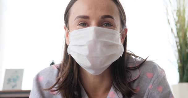 Femme portant un masque protecteur et vlogging — Video