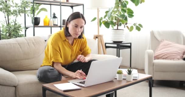 Femme buvant du café tout en travaillant à la maison — Video