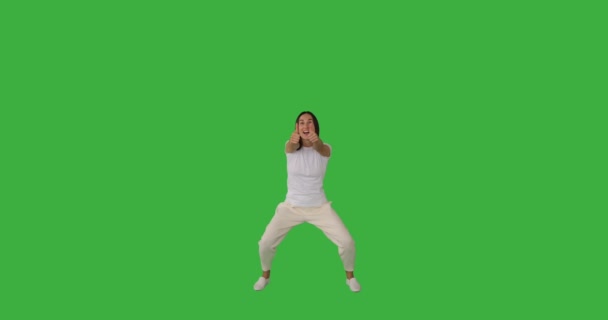 Возбужденная женщина танцует и подает большие пальцы вверх жестом — стоковое видео