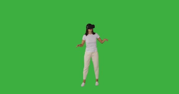 Mujer mirando a través de simulador de realidad virtual — Vídeos de Stock