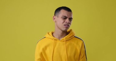 Adam sarı arka planda yaptığı hatadan pişmanlık duyuyor.