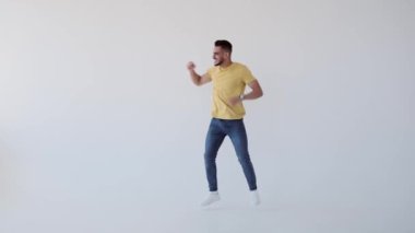 Heyecanlı adam bağırıyor ve başarıyı kutluyor.