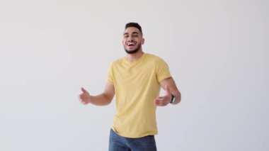 gülen genç adam portresi