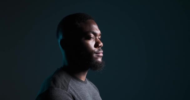 Retrato de homem afro-americano sério — Vídeo de Stock