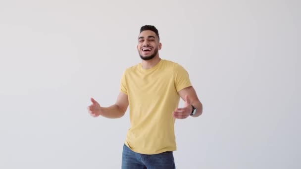 Portrét mladého muže se smíchem — Stock video