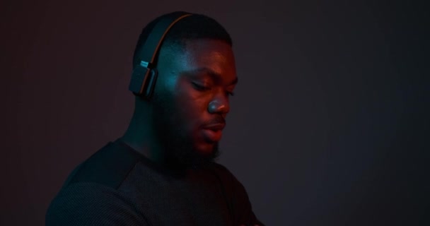Homme sérieux écoutant de la musique sur écouteurs — Video
