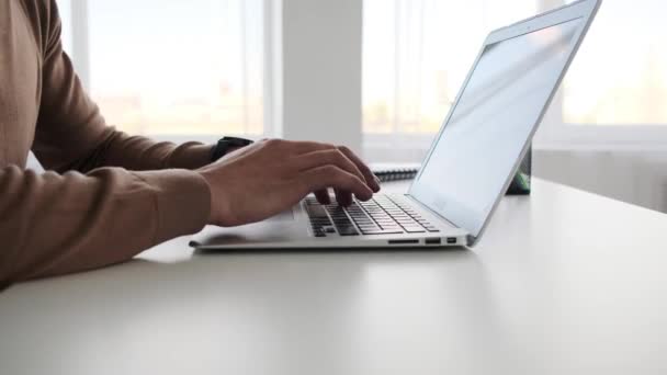 Mãos de homem de negócios digitando no laptop — Vídeo de Stock