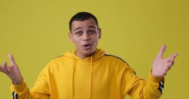 Sarı arkaplan üzerinde vlog yapan adam