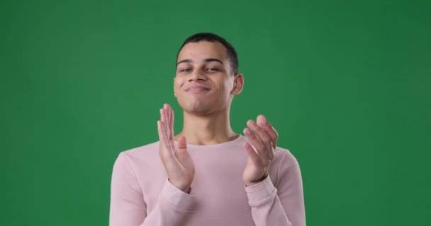 Hombre aplaudiendo sobre fondo verde — Vídeos de Stock