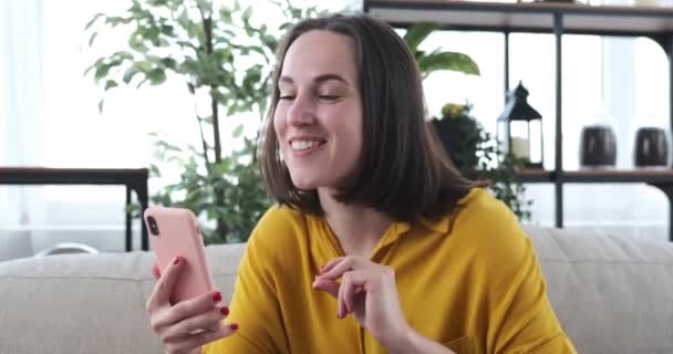 Femme claquant des doigts et écoutant de la musique sur son téléphone portable — Video