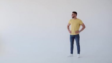 silah ile gülümseyerek mutlu bir genç adam geçti