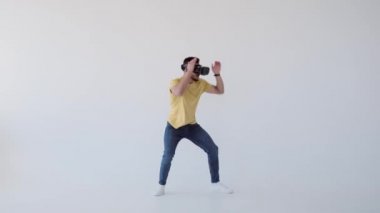 VR atış oyunu oynayan adam