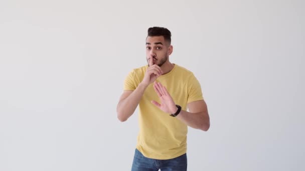 Człowiek gestykulujący palcem na ustach — Wideo stockowe