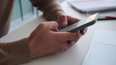 Eller adamın üzerinde cep telefonunda mesajlaşma