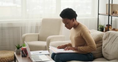 Ana ofiste video konferansı için dizüstü bilgisayar kullanan bir kadın.