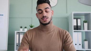 Mutlu iş adamı konuşuyor.