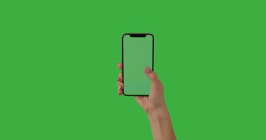 Yeşil zemin üzerinde başparmağı olan el telefonu.