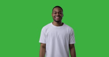 Mutlu adam el sallıyor ve selamlıyor.