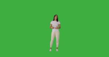 Yeşil arkaplanda vlogging yapan kadın