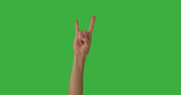 Mujer dando señal de mano de roca sobre pantalla verde — Vídeo de stock