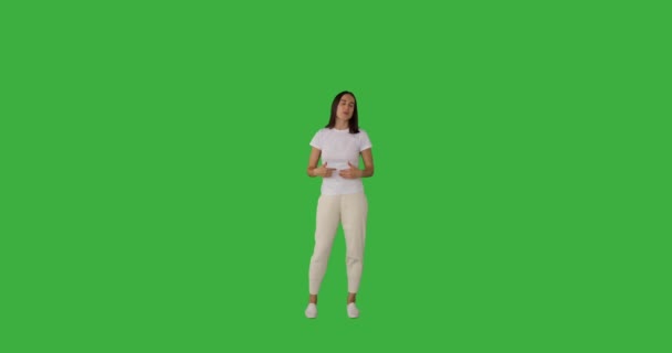 女性は緑の背景にvlogging — ストック動画