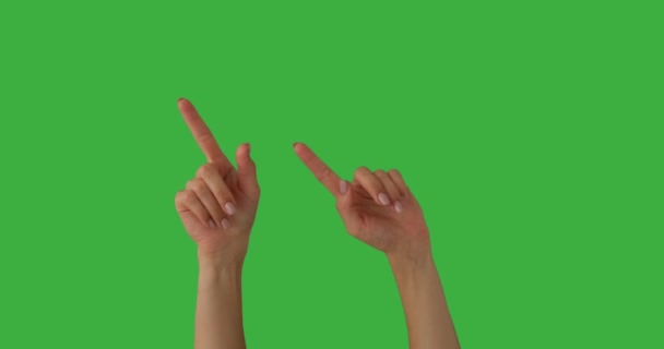 Γυναίκα κουνώντας τα χέρια πάνω από πράσινο φόντο — Αρχείο Βίντεο