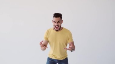 Kızgın adam bağırıyor ve pençe hareketi yapıyor.