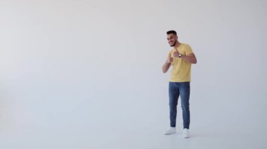 Genç adam iki eliyle baş parmak işareti yapıyor.