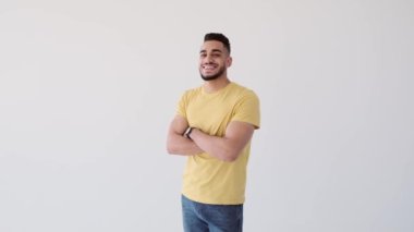 kollarını çapraz yakışıklı adam