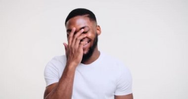 Neşeli Afrikalı Amerikalı adam gülüyor.